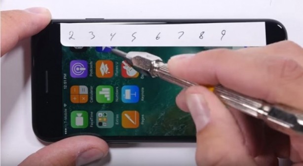 Foto - iPhone 7 sağlamlık testinde