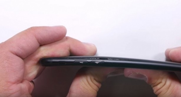 Foto - iPhone 7 sağlamlık testinde