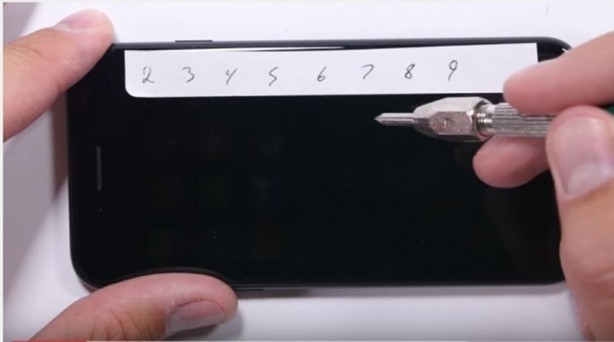 Foto - iPhone 7 sağlamlık testinde