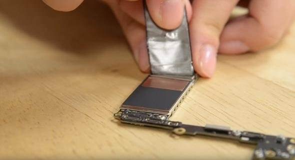 Foto - iPhone'u paramparça ettiler!