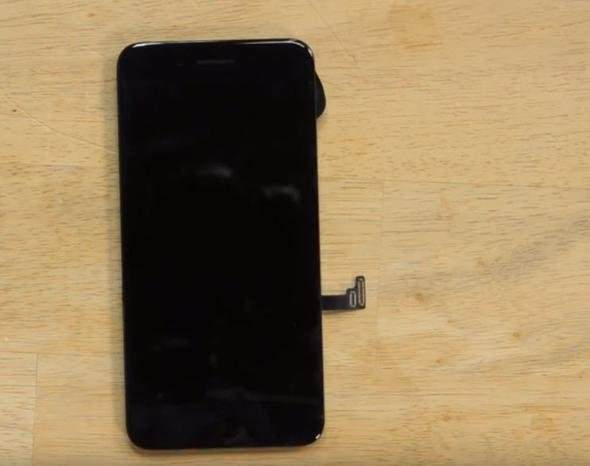 Foto - iPhone'u paramparça ettiler!