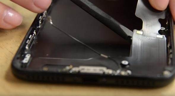 Foto - iPhone'u paramparça ettiler!