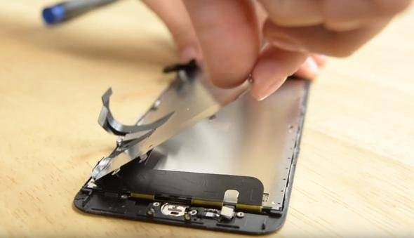 Foto - iPhone'u paramparça ettiler!