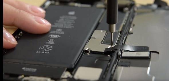 Foto - iPhone'u paramparça ettiler!