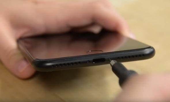  iPhone'u paramparça ettiler!