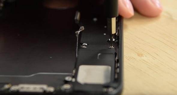 Foto - iPhone'u paramparça ettiler!