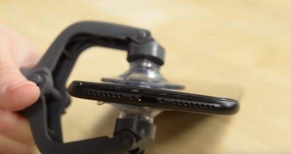 Foto - iPhone'u paramparça ettiler!