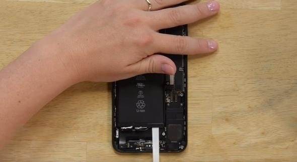 Foto - iPhone'u paramparça ettiler!