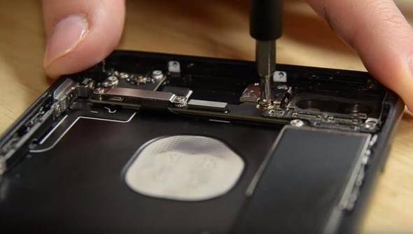 Foto - iPhone'u paramparça ettiler!