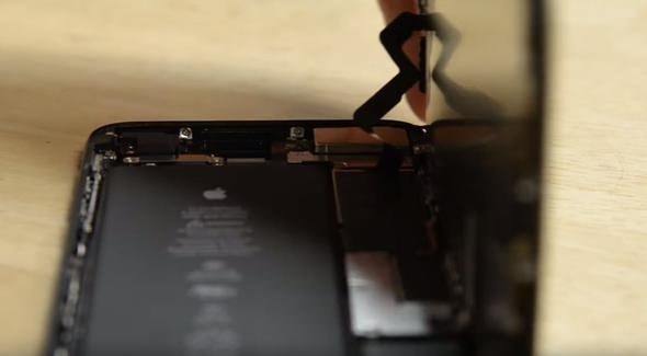 Foto - iPhone'u paramparça ettiler!