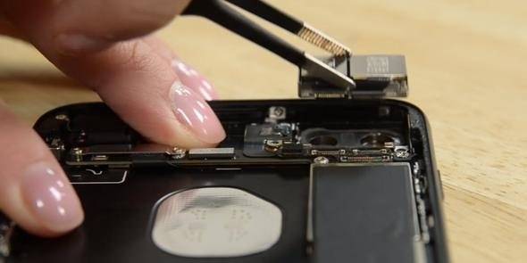 Foto - iPhone'u paramparça ettiler!