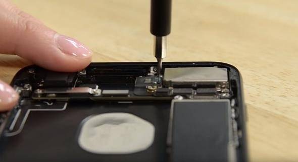 Foto - iPhone'u paramparça ettiler!