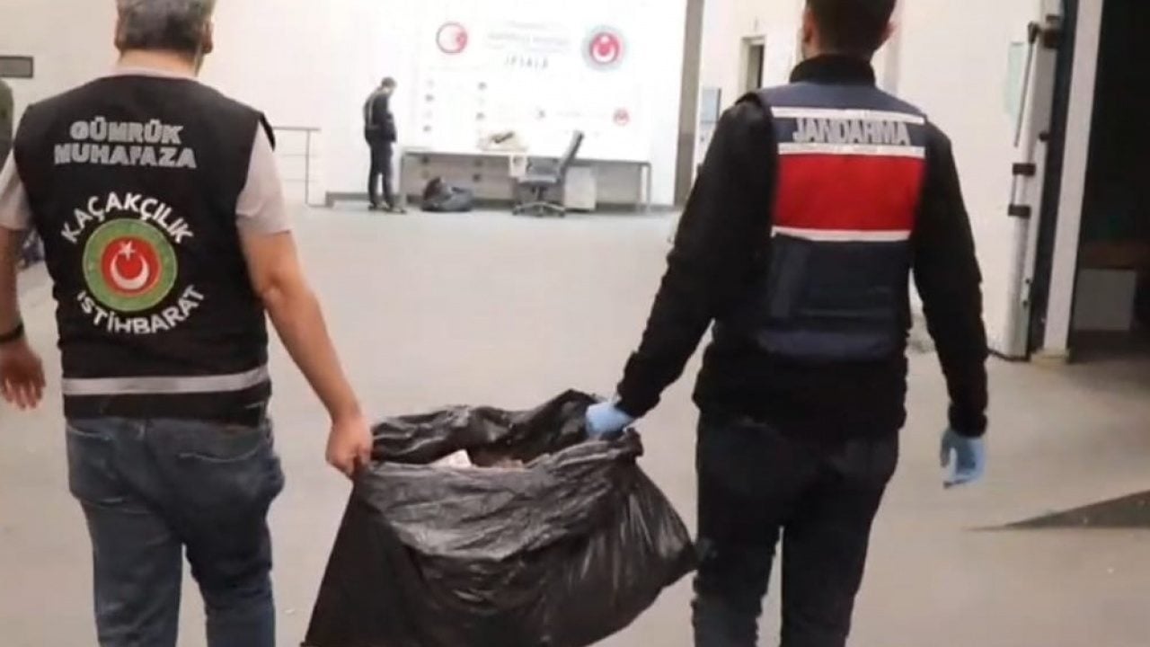Foto - İpsala Gümrük Kapısı’nda yakalandı: Yolcu koltuğunun altı zehir deposu çıktı