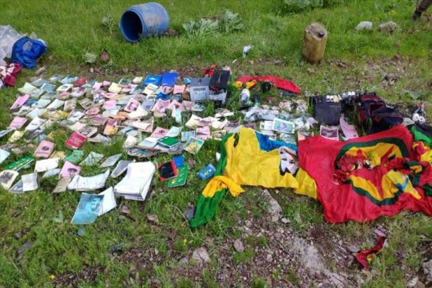 Foto - Terör ele başının resminin bulunduğu PKK paçavrası da hak ettiği yeri buldu.