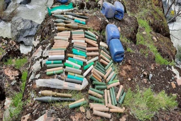 Foto - Mağaralarda yapılan aramalara; 4 adet Biksi Hafif Makineli Tüfek, 1 adet Zagros Keskin Nişancı Tüfeği,1 adet Shutgun Silahı, 1 adet 82 mm.lik havan mühimmatı, 7 adet 120 mm.lik havan mühimmatı, 28 adet RPG-7 mühimmatı, 9 adet RPG -9 mühimmatı,1 adet EYP haline getirilerek tuzaklanmış RPG-7 Roket mühimmatı, 2 jelikan mühimmat,2 jelikan el bombası, 2 adet Doçka Ağır Makine Sehpası, 136 adet sevk fişeği,100 kg EYP yapımında kullanılan amonyum nitrat,Teleferik sistemi, 11 adet akü, 3 adet su motoru1 adet hilti, 2 adet çanak anten,1 adet su ısıtma kazanı,3 jelikan gaz yağı,Örgütsel dökümanlar, Çok sayıda yaşam ve giyim malzemeleri ele geçirilerek imha edildi.