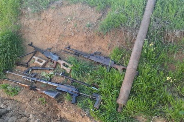 Foto - Yüzlerce metre uzunluğa sahip olan ve 7-8 odası bulunan mağaralarda teröristlere ait çok sayıda silah, mühimmat ve yaşam malzemeleri ele geçirildi.