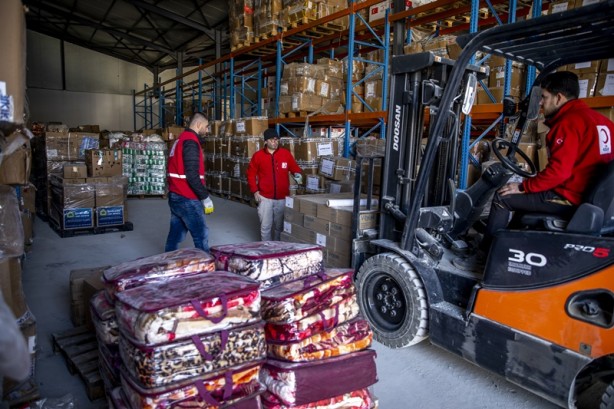 Foto - Irak'tan, Türk Kızılay'ı aracılığıyla, depremzedelere 56 tır yardım