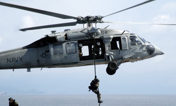 Foto - İran, İsrail'i vururken dev helikopter gemisi yola çıktı! Türkiye'yi işaretlediler, gemi hızlıca ilerliyor