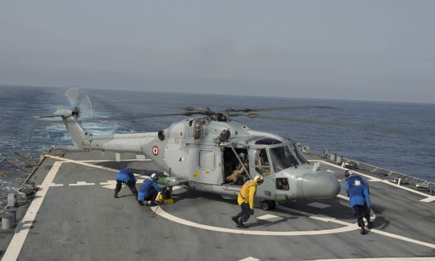 Foto - İran, İsrail'i vururken dev helikopter gemisi yola çıktı! Türkiye'yi işaretlediler, gemi hızlıca ilerliyor