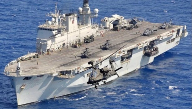Foto - İran, İsrail'i vururken dev helikopter gemisi yola çıktı! Türkiye'yi işaretlediler, gemi hızlıca ilerliyor