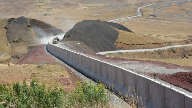 Foto - İran sınırına 43 kilometrelik beton duvar çekildi