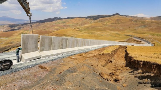 İran sınırına 43 kilometrelik beton duvar çekildi