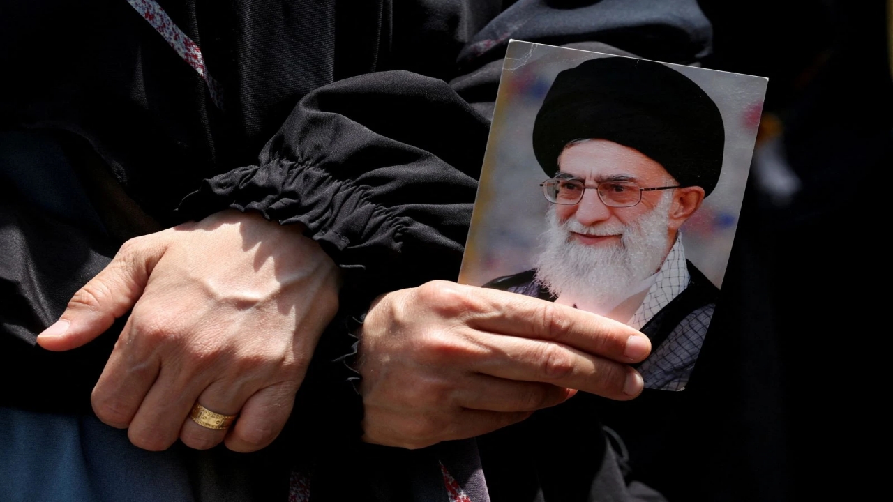 Foto - İran yangın yeriyken Hamaney’den kritik karar! En yakınlarına verdiği gizli listede o üç kişinin ismi var