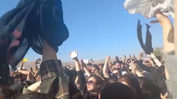 İran'da arabada başörtüsü takmayanlara mesaj gönderilmeye başlandı!