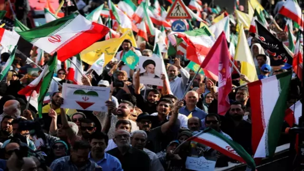 Foto - İran’da halk meydanlara döküldü! Binlerce kişinin ağzından bakın hangi tek kelime çıktı