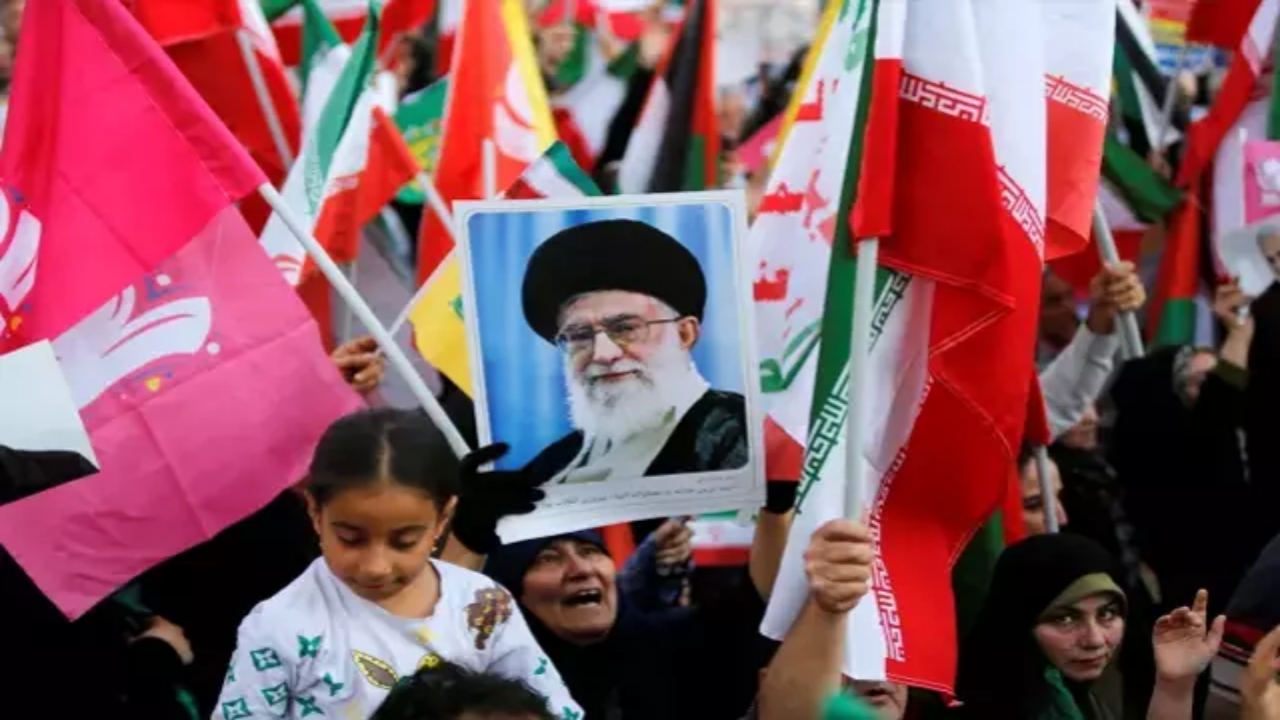 Foto - İran’da halk meydanlara döküldü! Binlerce kişinin ağzından bakın hangi tek kelime çıktı