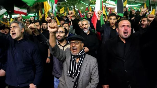 İran'da halk savaş çağrısında bulundu!