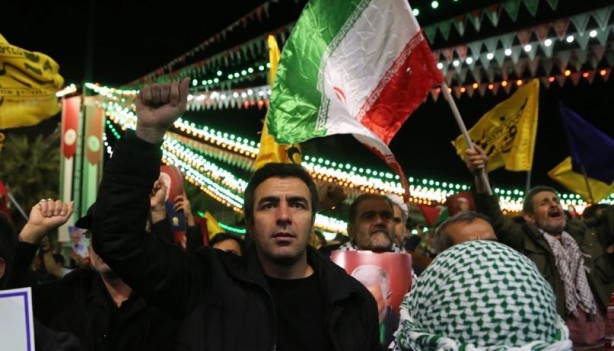 Foto - İran'da halk savaş çağrısında bulundu!