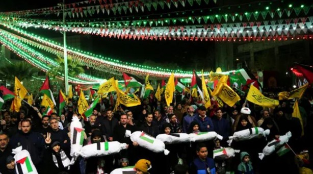 Foto - İran'da halk savaş çağrısında bulundu!