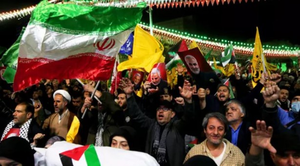 Foto - İran'da halk savaş çağrısında bulundu!