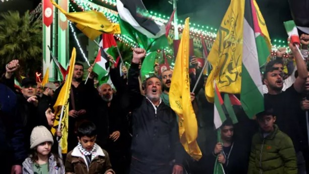 Foto - İran'da halk savaş çağrısında bulundu!