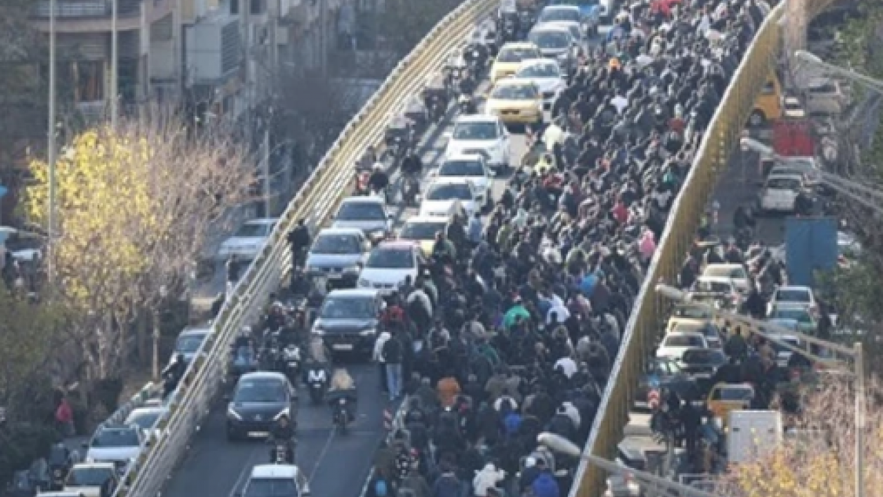 İran'da şok eden gözaltı: MOSSAD ajanı gözaltına alındı! Protesto gösterileri sonrası halk polisle çatışmaya başladı