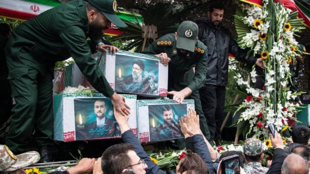 Foto - İran'da cenazedeki tabutlardan biri neden eksik? Dehşete düşüren detay: 9. kişi hayatta olabilir