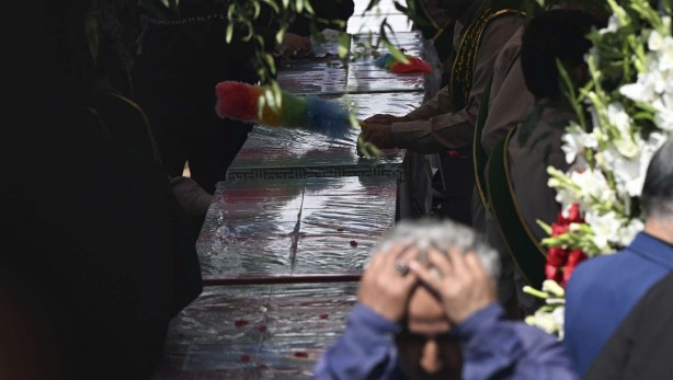 Foto - İran'da cenazedeki tabutlardan biri neden eksik? Dehşete düşüren detay: 9. kişi hayatta olabilir