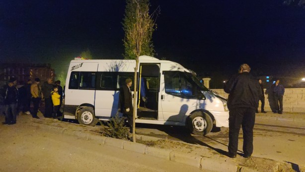 Foto - İran'dan gelen yük treni minibüse çarptı!