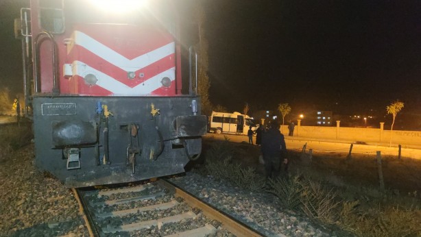 İran'dan gelen yük treni minibüse çarptı!