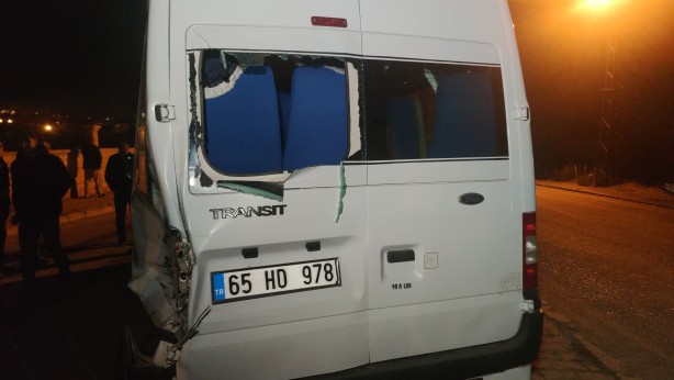 Foto - İran'dan gelen yük treni minibüse çarptı!