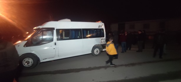 Foto - İran'dan gelen yük treni minibüse çarptı!