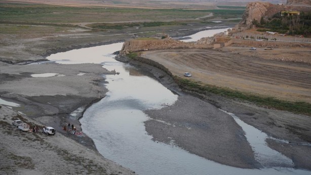 Foto - Komşu İran'dan ortalığı karıştıracak adım! Nehrin suyunu resmen kestiler