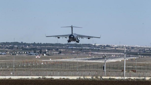 Foto - İsrail'in İran'a saldırısı beklenirken Adana İncirlik Hava Üssü'nde hareketlilik! Bombardıman uçakları havalandı