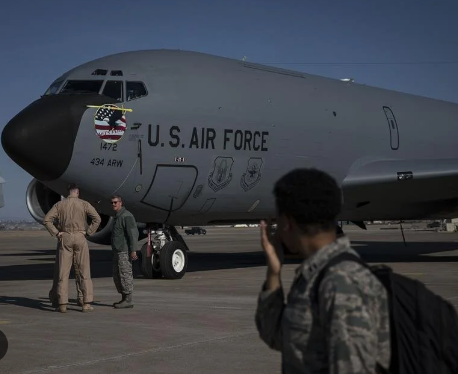 Foto - İsrail'in İran'a saldırısı beklenirken Adana İncirlik Hava Üssü'nde hareketlilik! Bombardıman uçakları havalandı