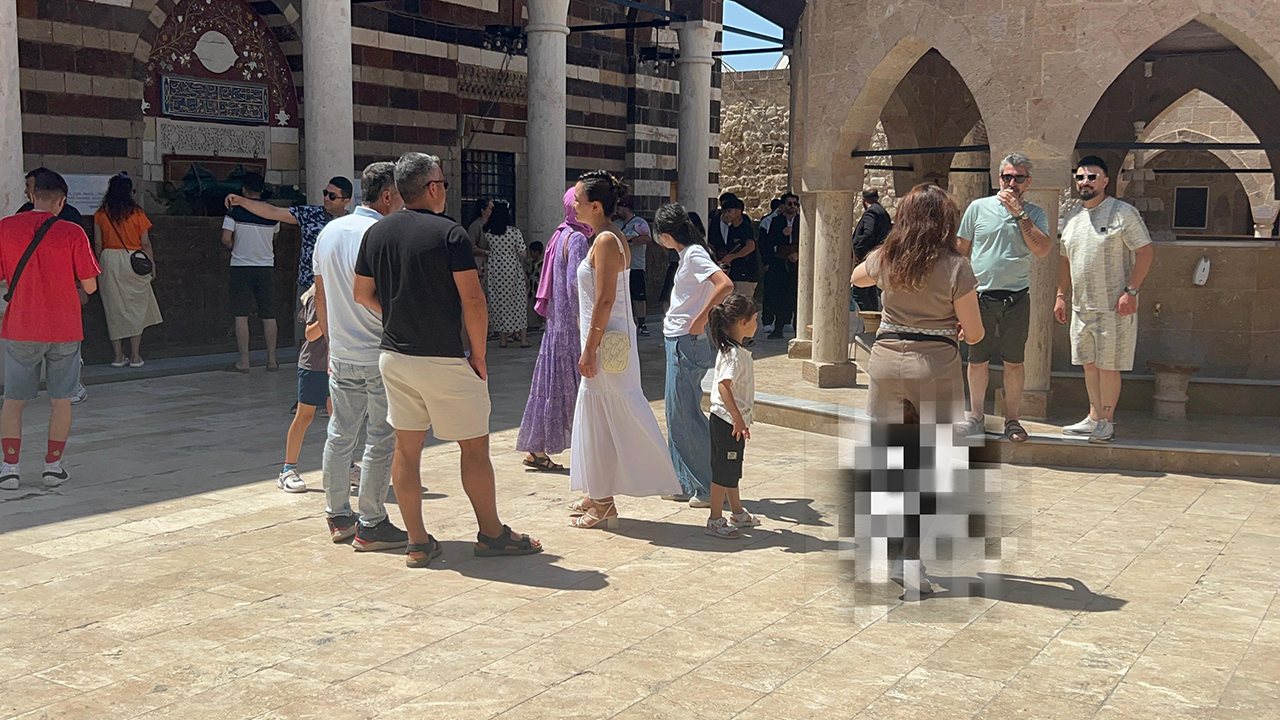 Foto - İranlı turistler Van'ı birbirine kattı! Camide tepki toplayan hareketler