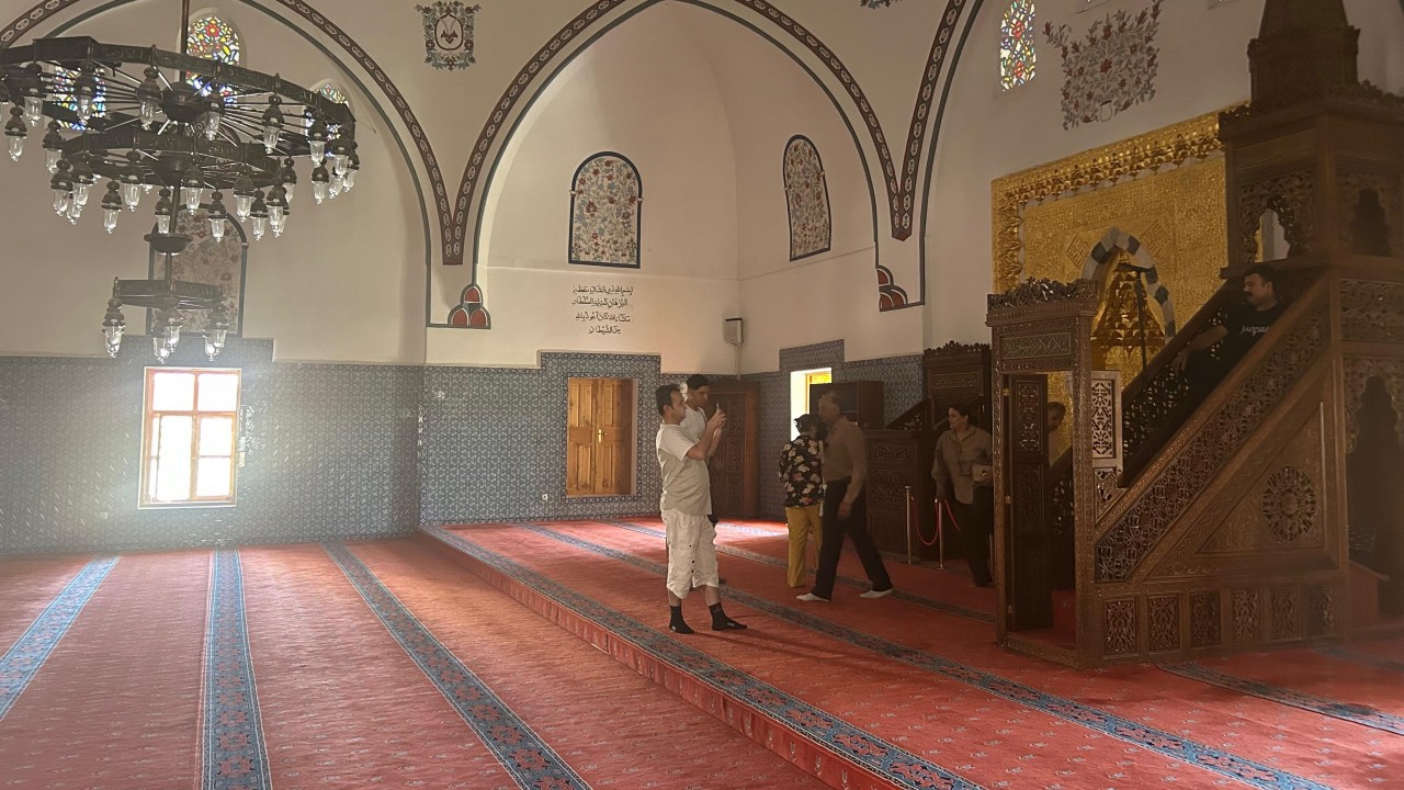 Foto - İranlı turistler Van'ı birbirine kattı! Camide tepki toplayan hareketler