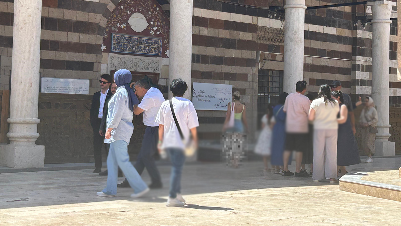 Foto - İranlı turistler Van'ı birbirine kattı! Camide tepki toplayan hareketler