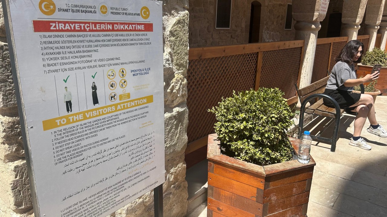 Foto - İranlı turistler Van'ı birbirine kattı! Camide tepki toplayan hareketler