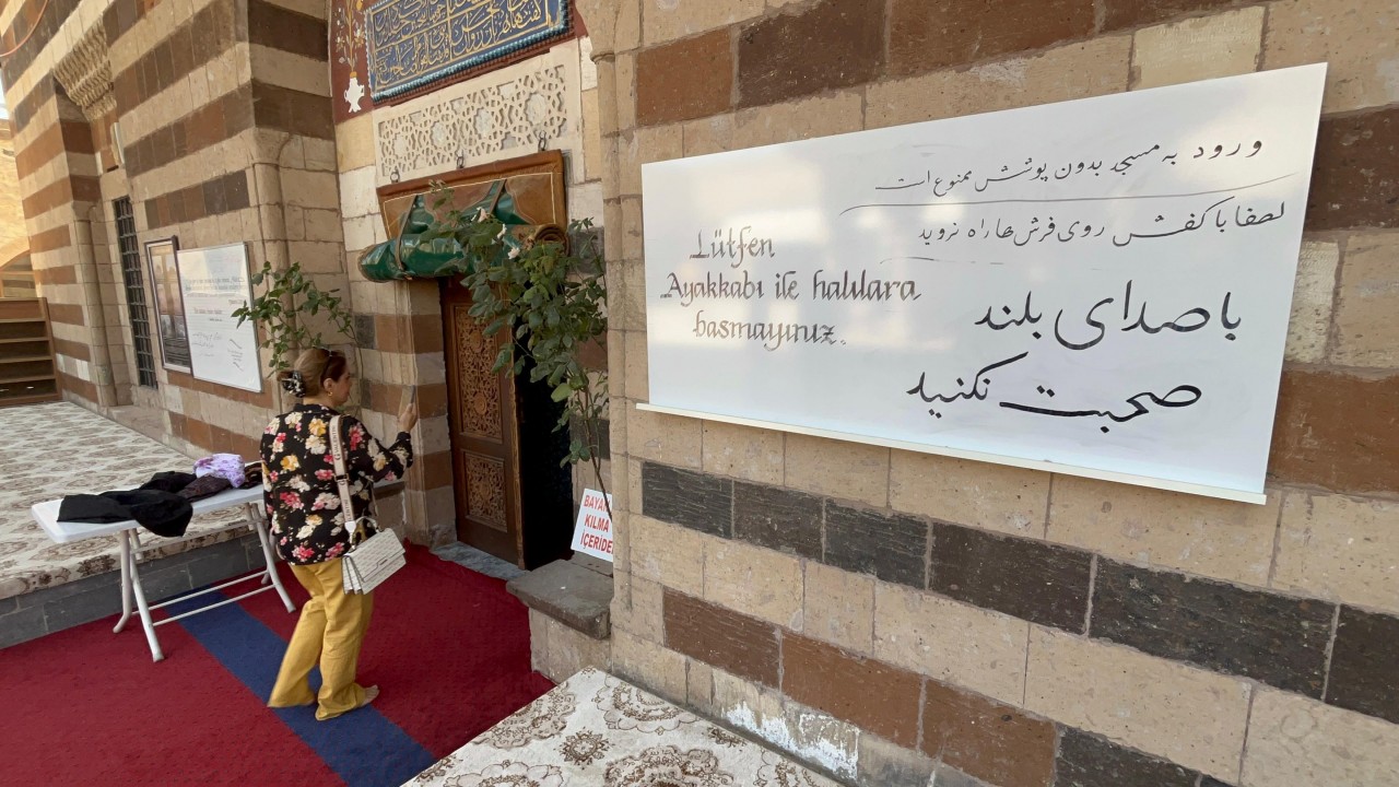 Foto - İranlı turistler Van'ı birbirine kattı! Camide tepki toplayan hareketler